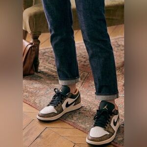 2022 Air Jordan 1 low SE GS ‘Wear-Away-Tan’. Size US size Y 4. Women’s 6.